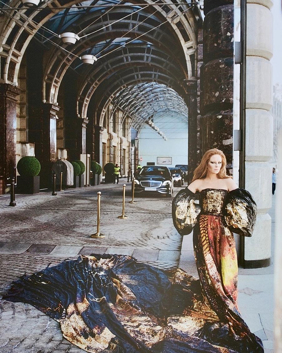 Анастасия Альмухаметова в образе Медеи на улицах города.