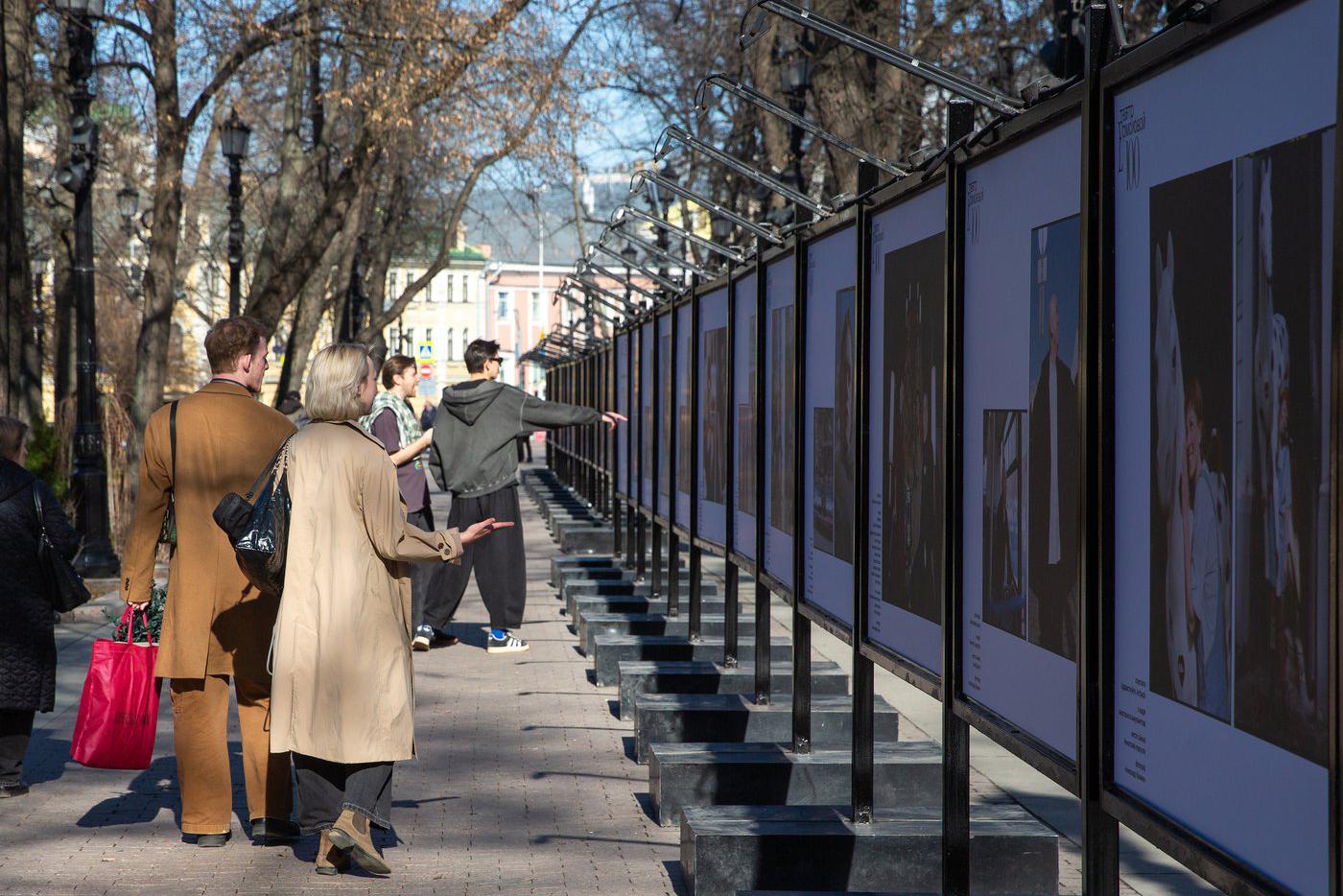 Прохожие сразу заинтересовались снимками.