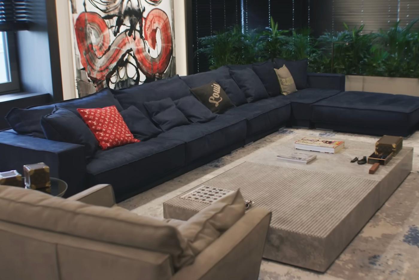 В гостиной стоят диван и кресло Baxter.