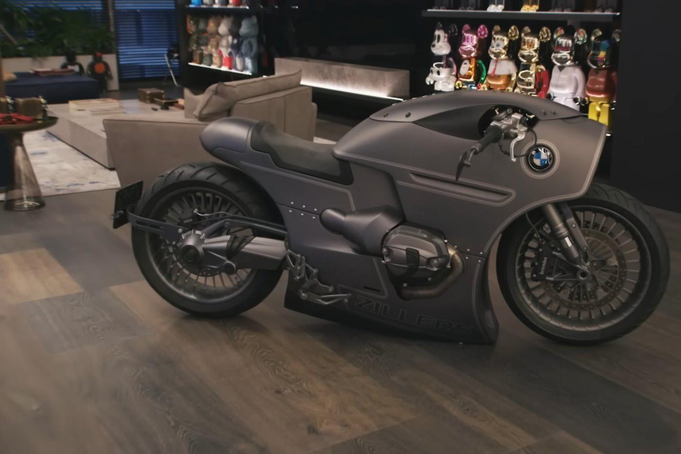 Кастомный байк стоит прямо посреди гостиной как арт-объект.