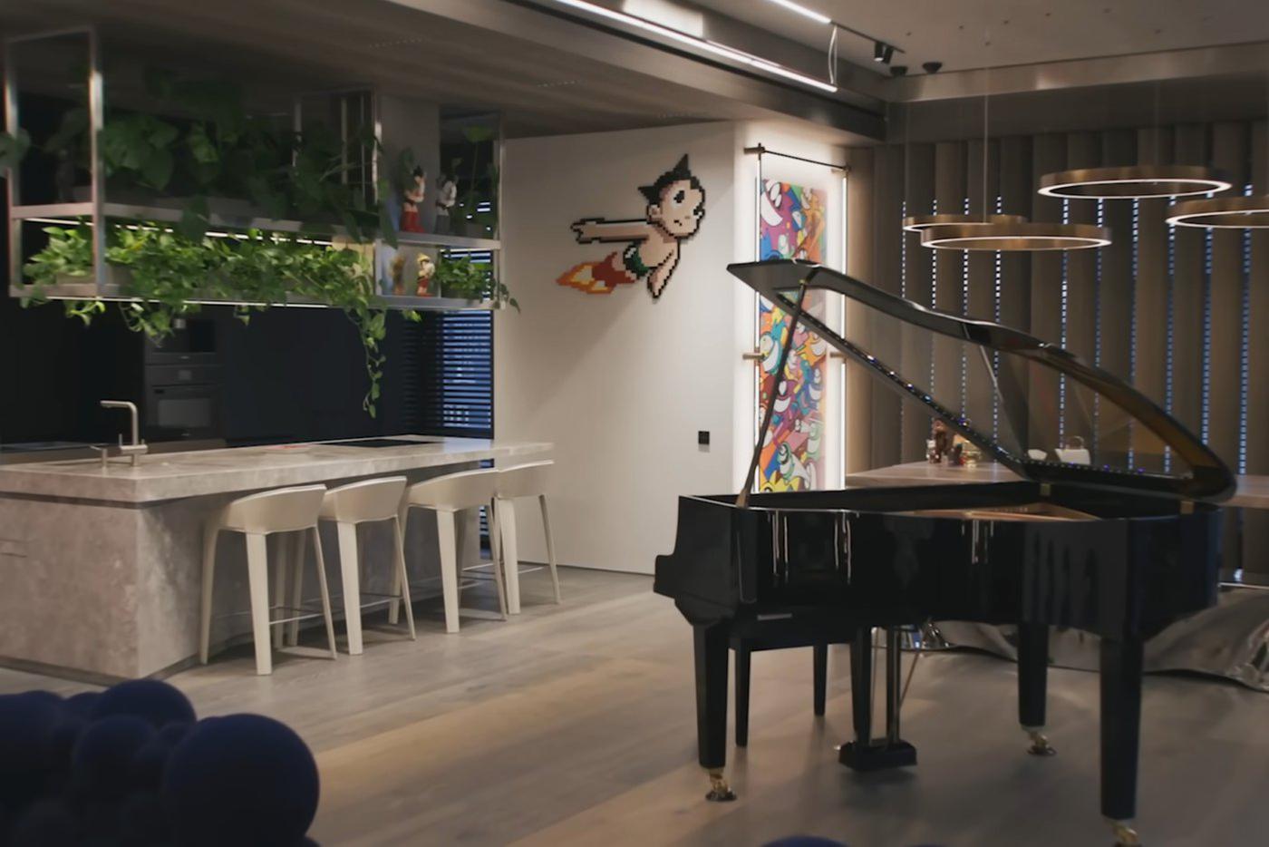 В кухне-столовой расположился отреставрированный рояль Zimmermann.