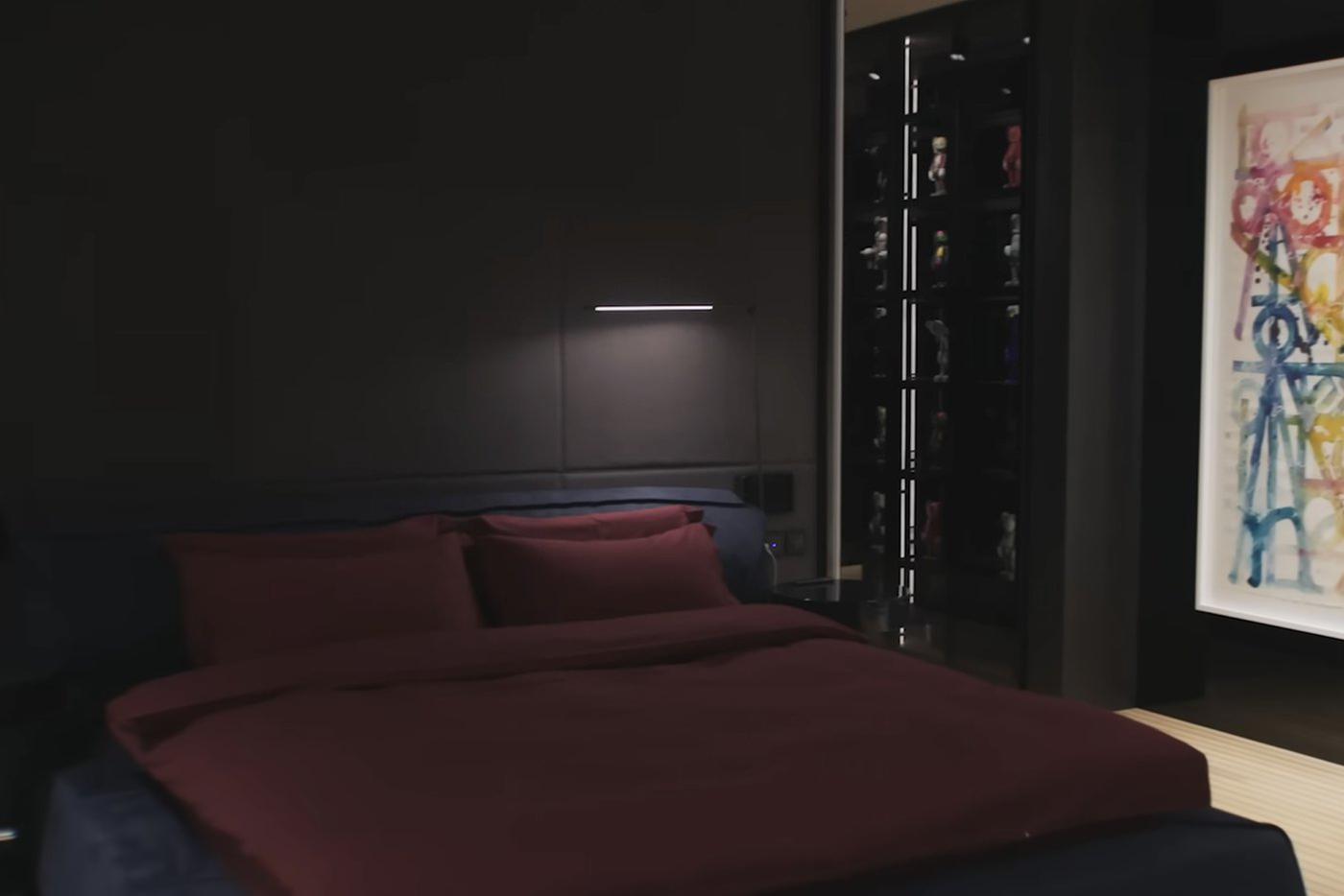 В личной арт-галерее Тимура нашлось-таки место для спальни.