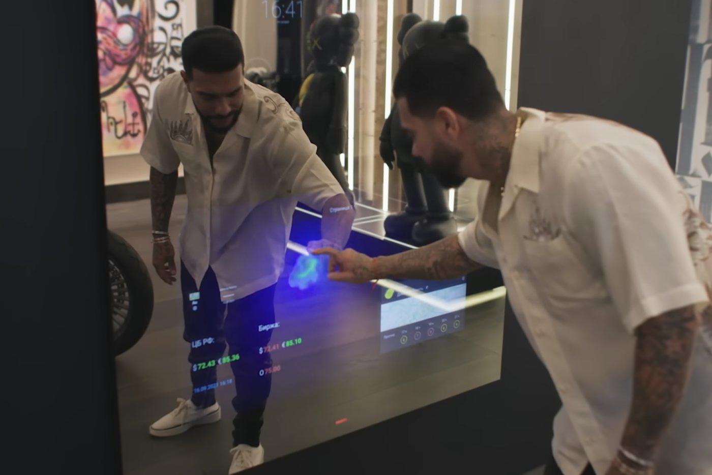 "Умный дом" интегрирован прямо в зеркала.