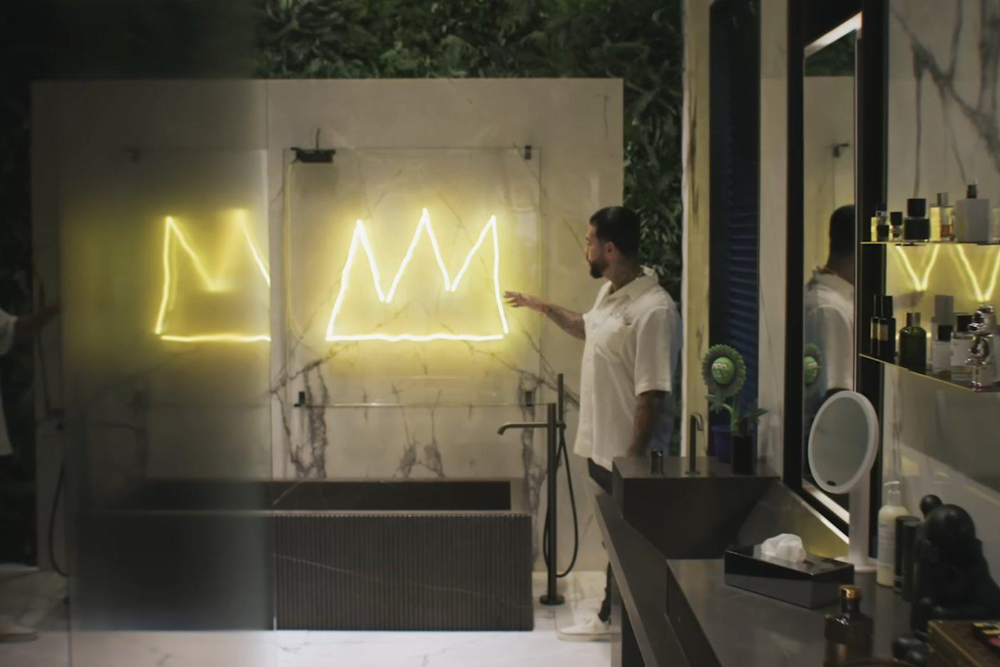 На стене ванной комнаты – световое панно по мотивам работ Жан-Мишеля Баскии.