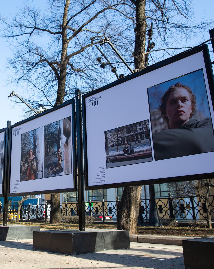 Кристина Асмус прокатилась на карусели и призналась в любви к Театру Ермоловой