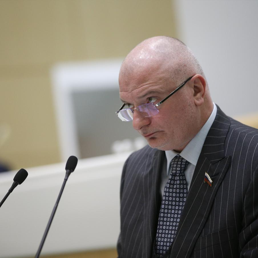 Клишас оценил сроки отмены "законов военного времени". Андрей Клишас, председатель Комитета Совета Федерации по конституционному законодательству и государственному строительству, в интервью РБК высказал предположение о возможной отмене некоторых ограничений, введённых в период военной операции