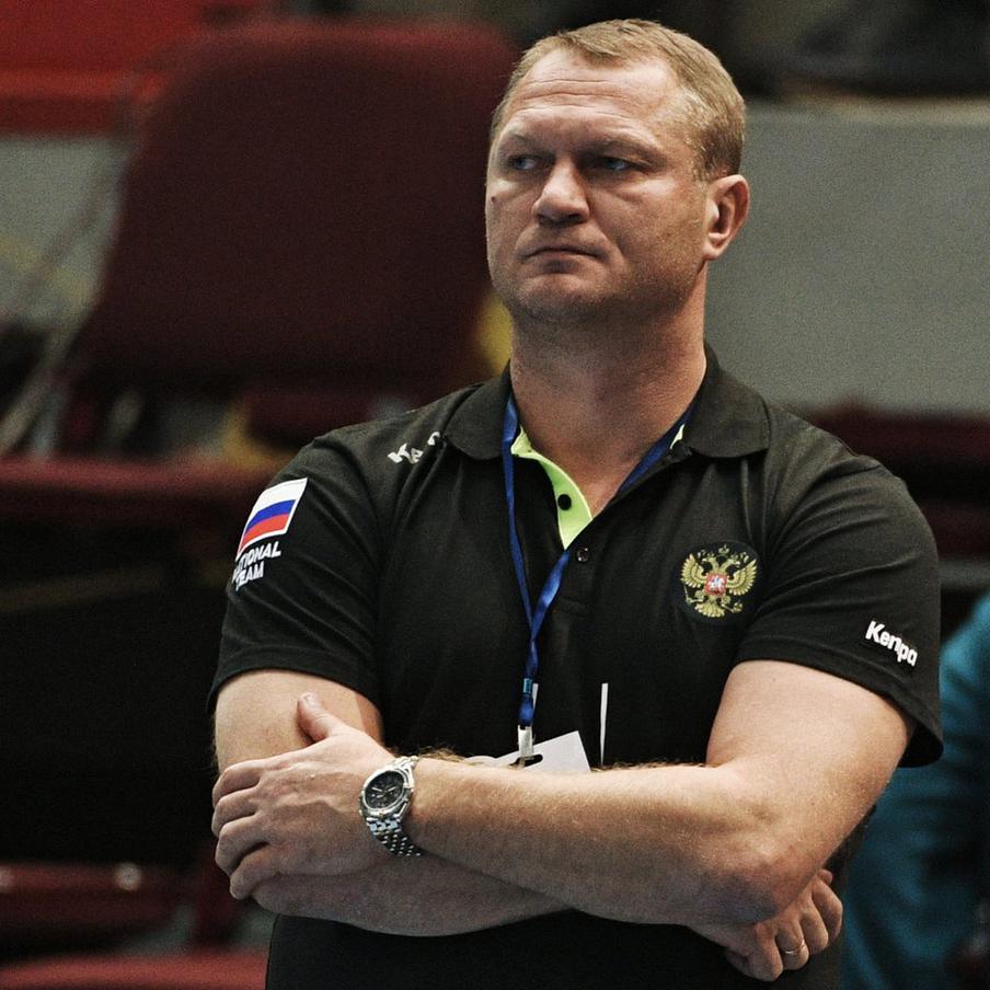 Олимпийский чемпион по гандболу Эдуард Кокшаров умер в 50 лет. Стало известно о кончине выдающегося российского гандболиста Эдуарда Кокшарова. Эта трагическая новость была опубликована пресс-службой белорусского клуба "Мешков Брест", где Эдуард Александрович занимал пост главного тренера