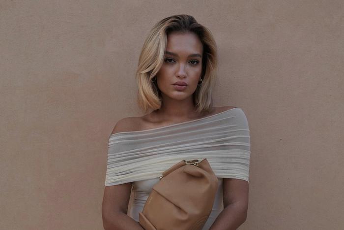 Как носить вещи со спущенным плечом: советы стилиста и идеи для образов