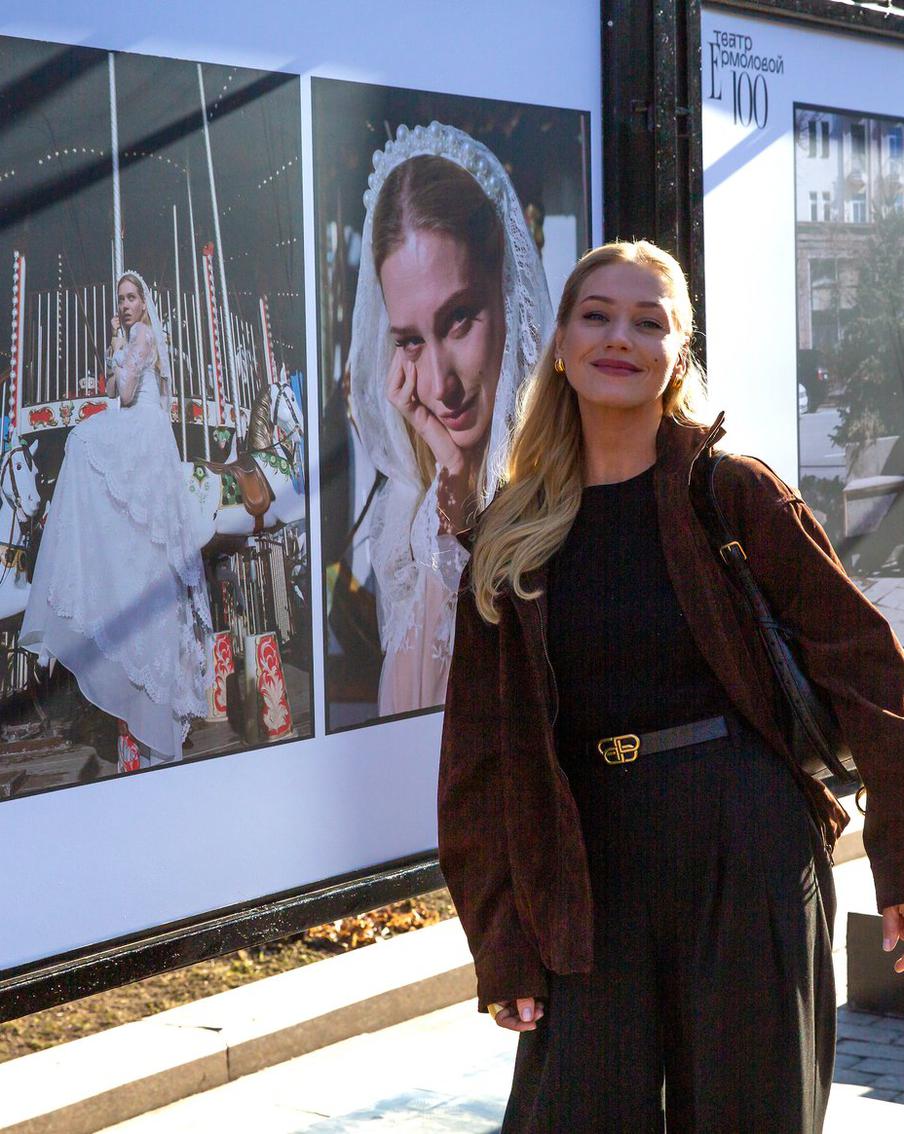 Кристина Асмус прокатилась на карусели и призналась в любви к Театру Ермоловой