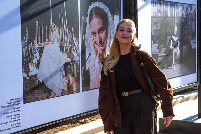 Кристина Асмус прокатилась на карусели и призналась в любви к Театру Ермоловой