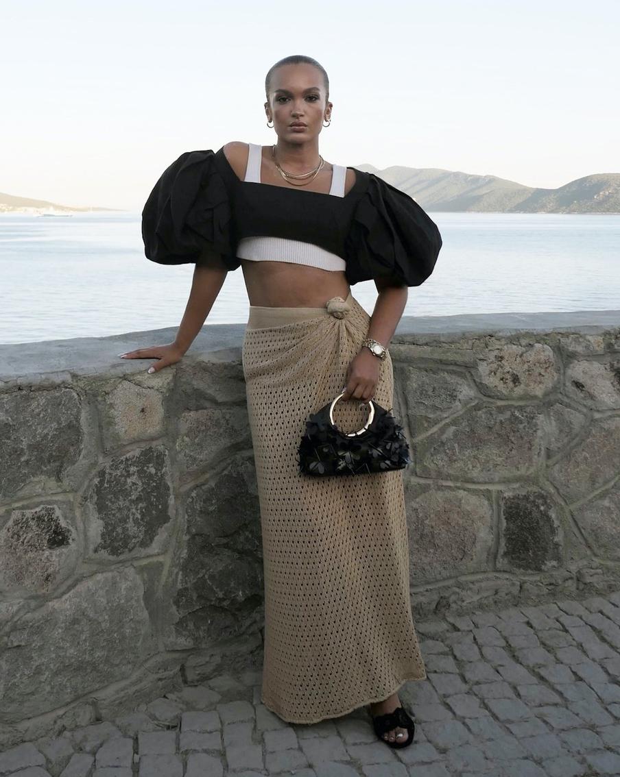 Вещь должна сидеть так, чтобы её не приходилось всё время поправлять.