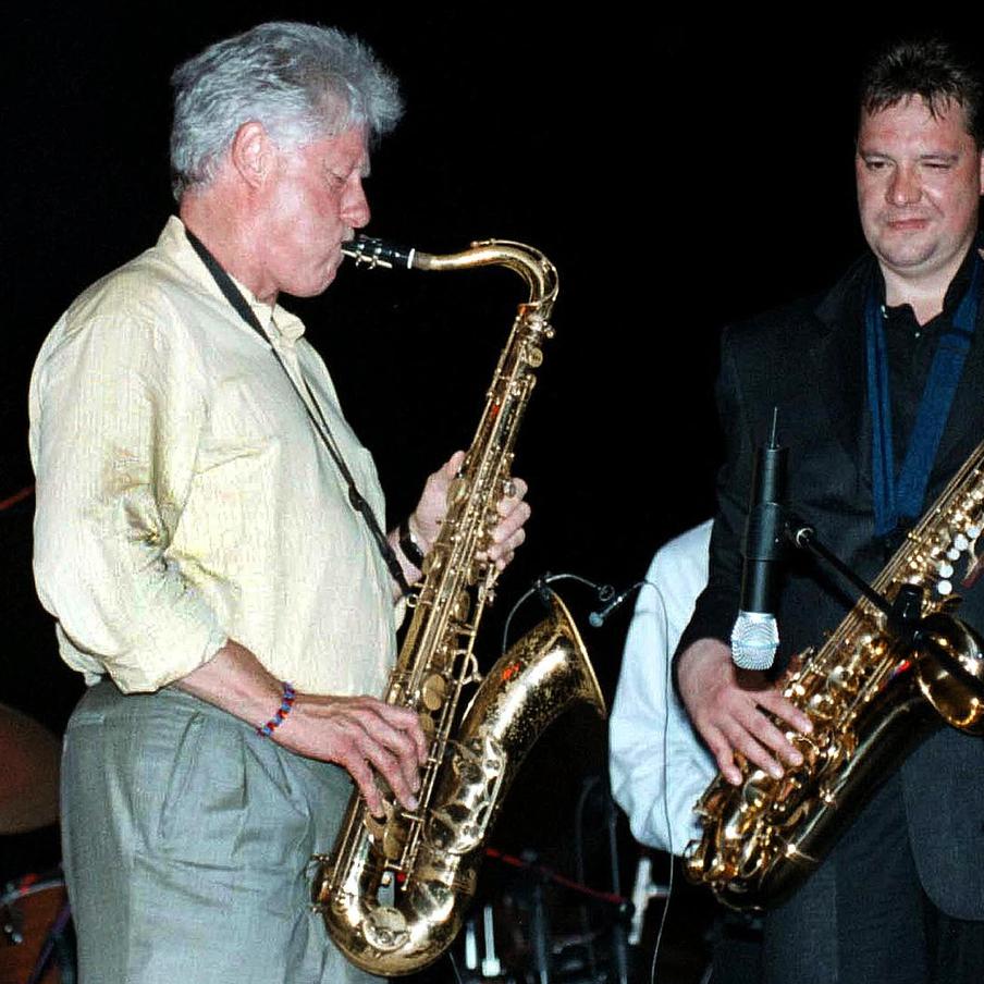 Клинтон за инструментом.