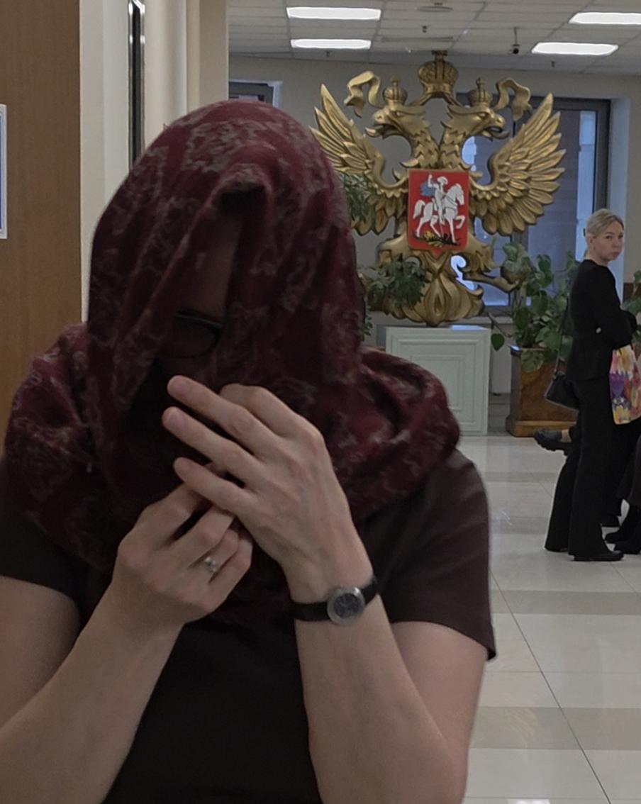 Супруга Ткаченко закуталась в платок