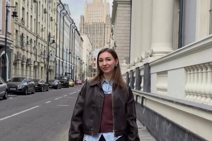 Московские модницы фотографируются у здания МИД: вспоминаем другие популярные фотолокации столицы