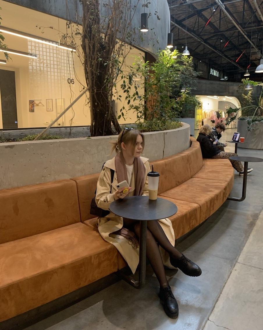 В 2022 году журналист Metro поддалась трендовым веяниям и устроила фотосет в "Суперметалле".