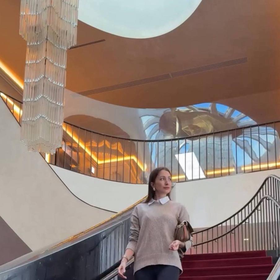 Особенно фотогеничны в кинотеатре лестницы – мраморная и винтовая.