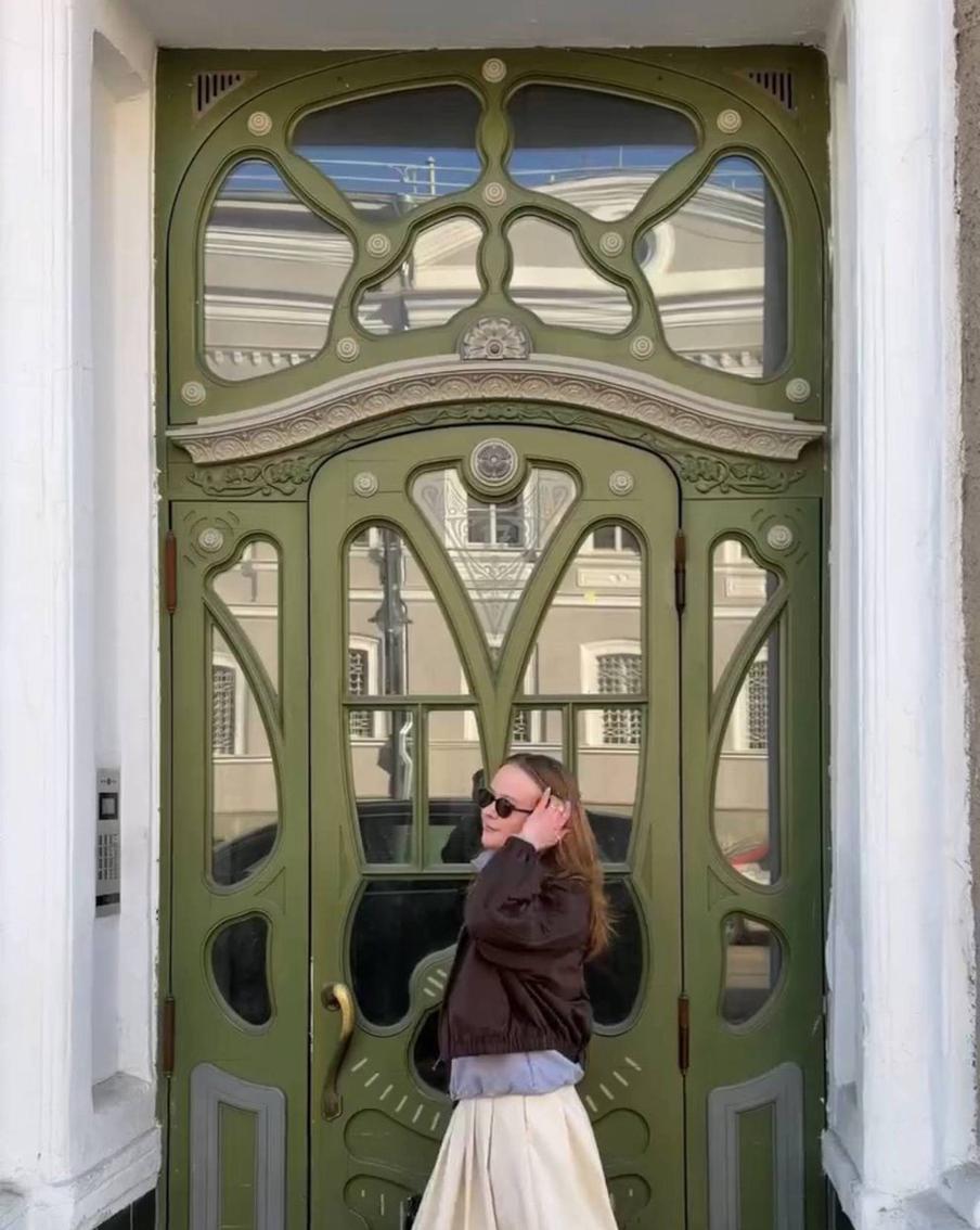 Старинные двери – необычный фон для снимка.