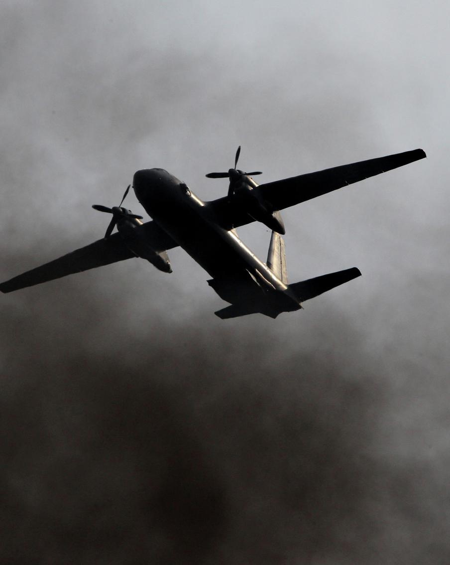 При крушении Ан-26 в Крыму погибли 29 человек — самолёт врезался в скалу. Военно-транспортный самолёт разбился в горном районе Бахчисарая. На борту находились 6 членов экипажа и 23 пассажира. Предварительная причина трагедии — техническая неисправность