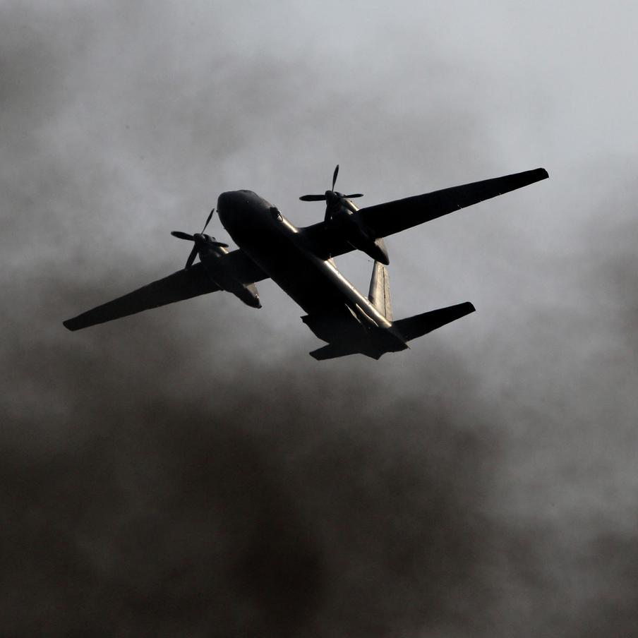 При крушении Ан-26 в Крыму погибли 29 человек — самолёт врезался в скалу. Военно-транспортный самолёт разбился в горном районе Бахчисарая. На борту находились 6 членов экипажа и 23 пассажира. Предварительная причина трагедии — техническая неисправность