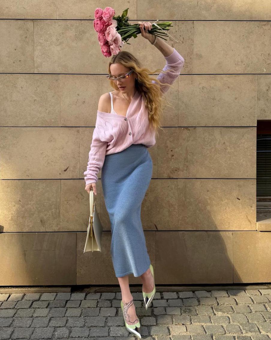 Разнообразьте пастельный монохром разными фактурами ткани.