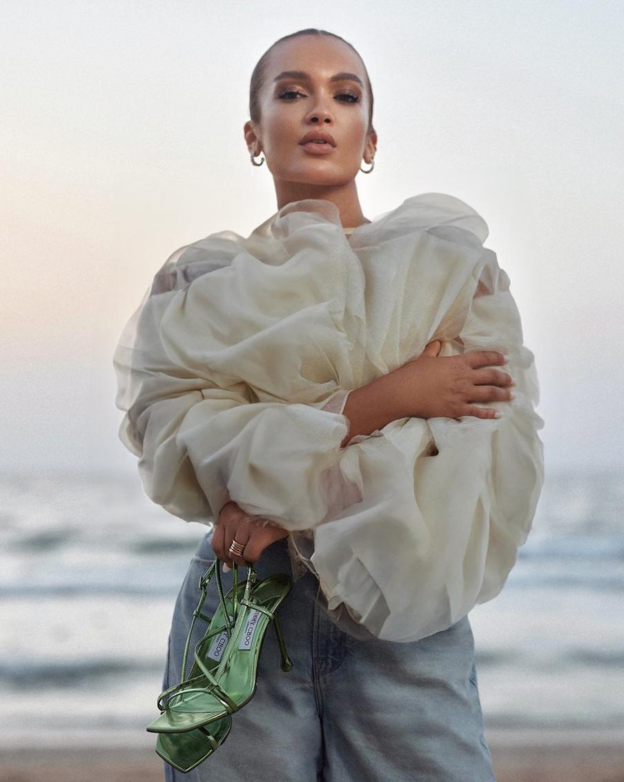 Воздушная блуза с рюшами + джинсы – идеальное комбо.