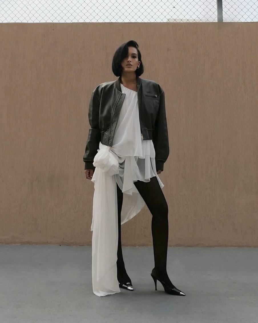 Сочетать нежные вещи стоит с более плотными материалами.