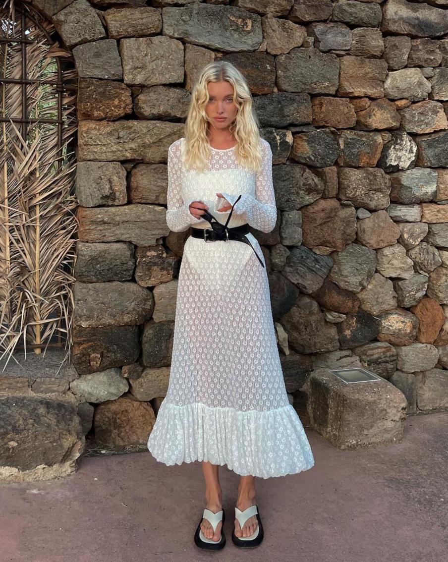 Кружево и кроше можно современно стилизовать в сочетании с контрастной кожей.