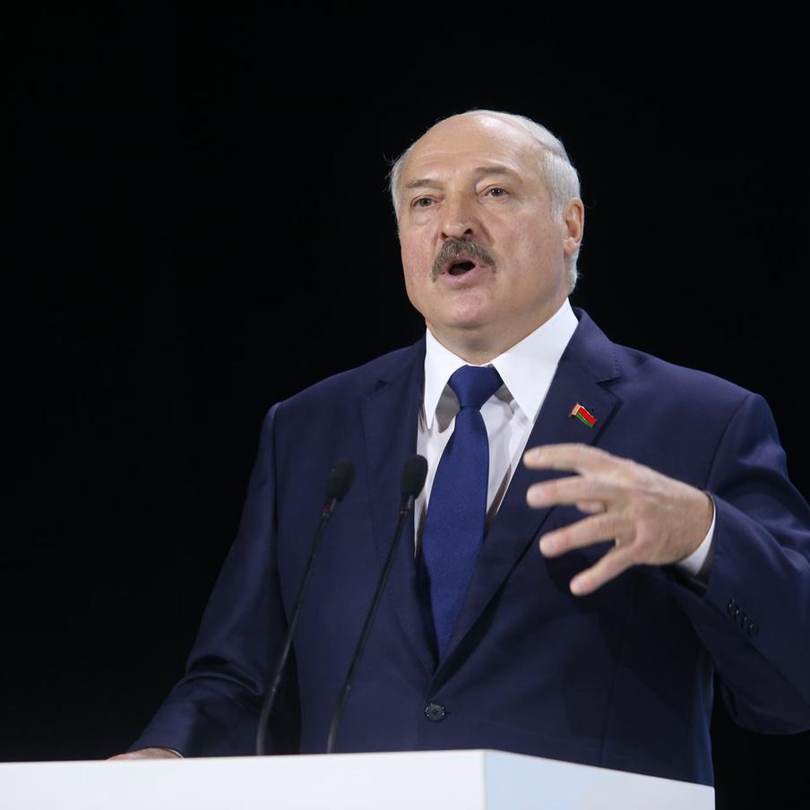 Лукашенко: Белоруссия не хочет войны, но к ней готовится. Президент Белоруссии Александр Лукашенко, подводя итоги комплексной проверки Вооружённых сил, отметил, что Минск не стремится к военным действиям, но всегда готов к ним. Об этом сообщило агентство БелТА