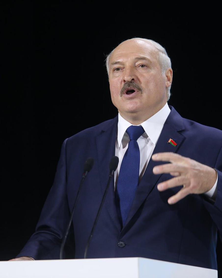 Лукашенко: Белоруссия не хочет войны, но к ней готовится. Президент Белоруссии Александр Лукашенко, подводя итоги комплексной проверки Вооружённых сил, отметил, что Минск не стремится к военным действиям, но всегда готов к ним. Об этом сообщило агентство БелТА