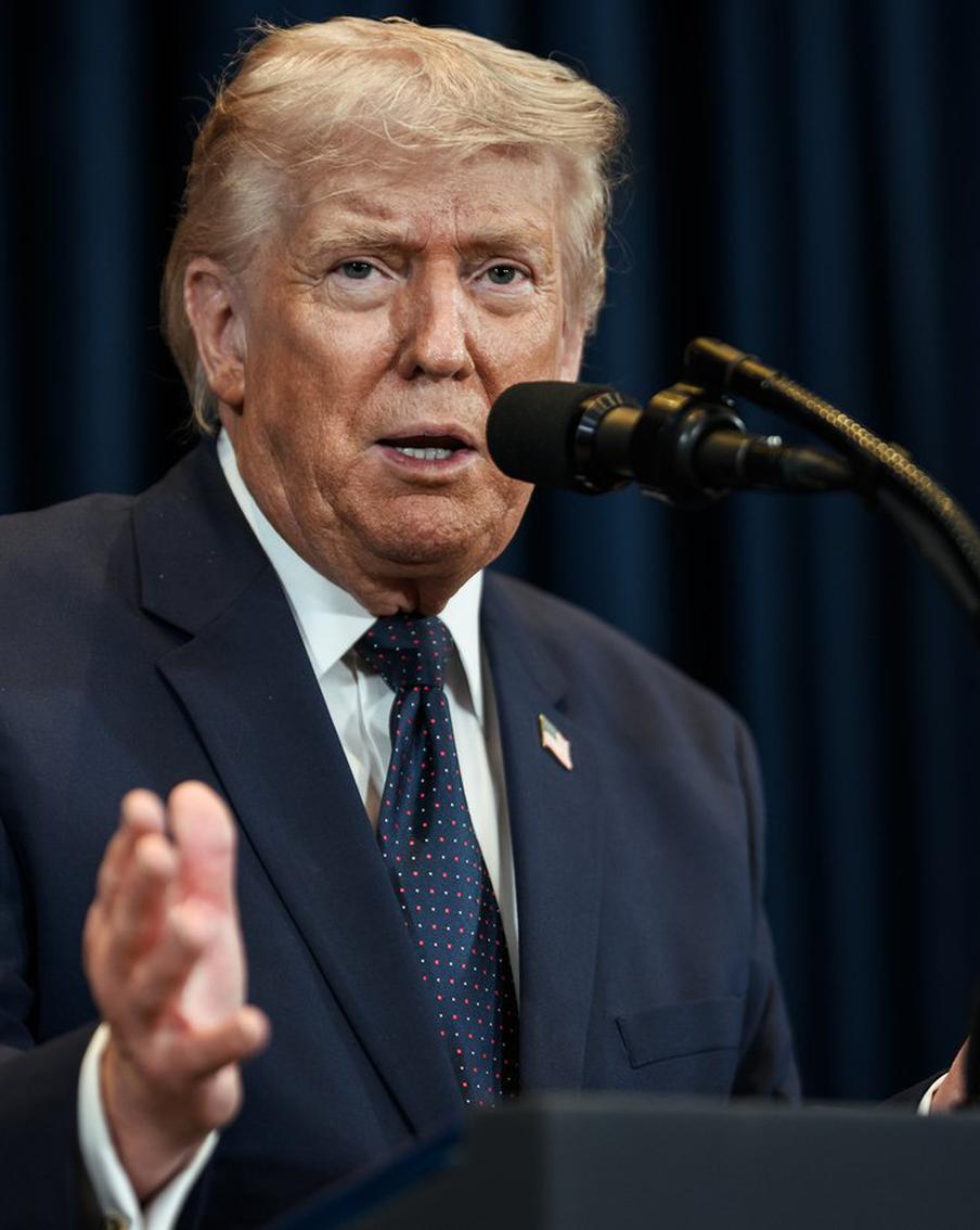 Трамп заявил, что всерьёз рассматривает выход США из НАТО. Президент США Дональд Трамп выразил серьёзные сомнения в эффективности и ценности членства Соединённых Штатов в НАТО. В интервью изданию The Telegraph Трамп заявил, что уже давно критически относится к надёжности своих партнёров по альянсу, называя их "бумажными тиграми"