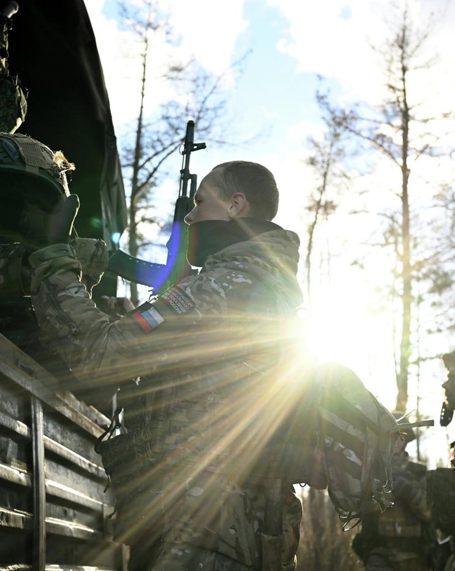 Минобороны: ВС России полностью освободили Луганскую Народную Республику. Российские войска очистили от украинских нацистов всю территорию ЛНР, сообщили в военном ведомстве. Освобождение региона завершили подразделения группировки "Запад", которые также нанесли удары по позициям противника в Харьковской области и ДНР