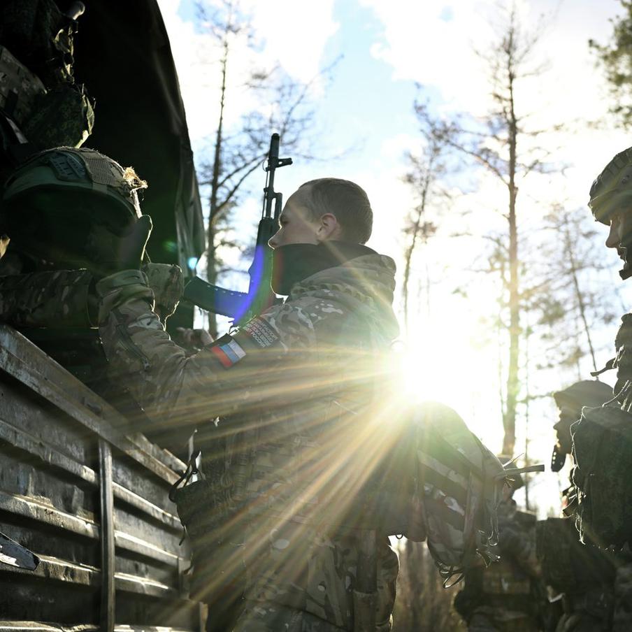 Минобороны: ВС России полностью освободили Луганскую Народную Республику. Российские войска очистили от украинских нацистов всю территорию ЛНР, сообщили в военном ведомстве. Освобождение региона завершили подразделения группировки "Запад", которые также нанесли удары по позициям противника в Харьковской области и ДНР