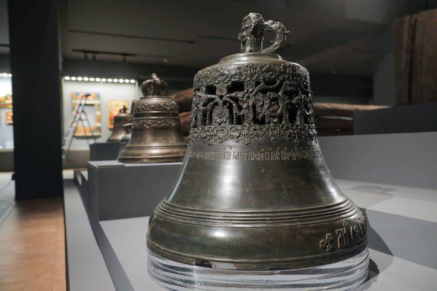 Этот колокол из бронзы и литья ещё в 1687 году отлил мастер Дмитрий Моторин.