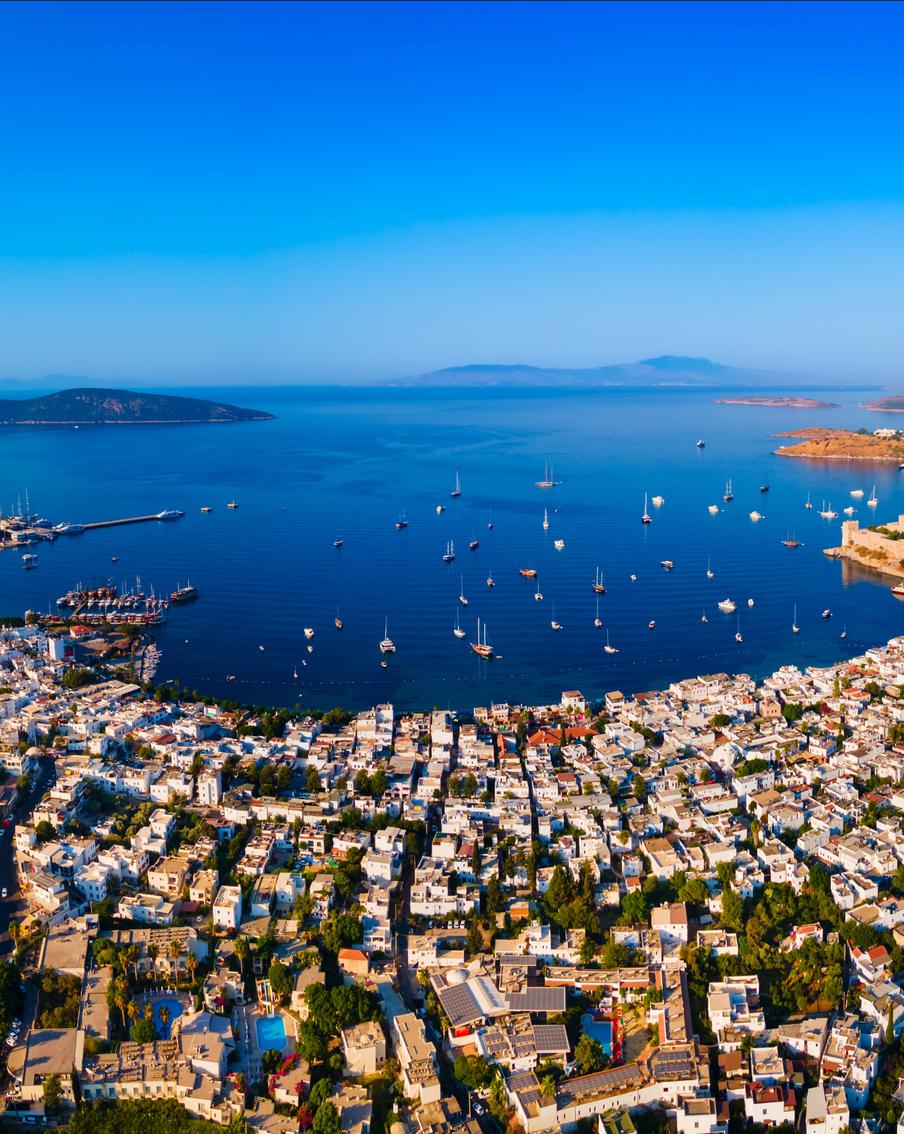 Турция готова давать скидки до 50%, чтобы не потерять российских туристов. Отельный бизнес страны опасается оттока гостей из России на фоне конфликта на Ближнем Востоке. Владельцы отелей уже предлагают точечные скидочные программы, а правительство получает сигналы о готовности сектора к уступкам