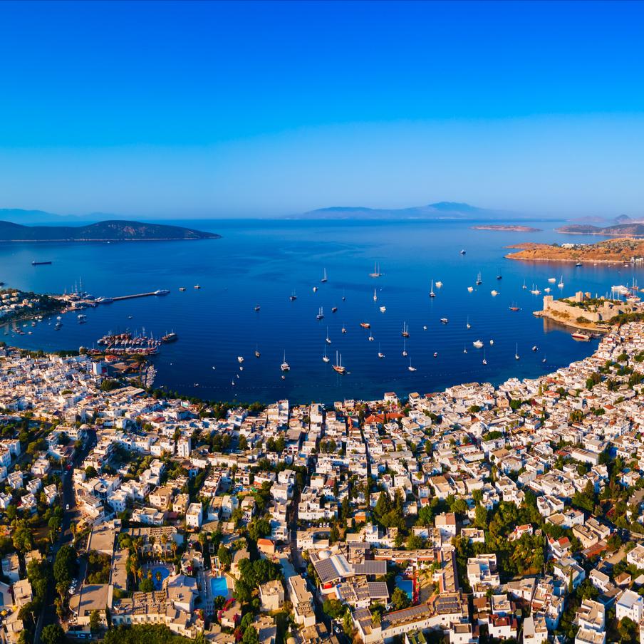 Турция готова давать скидки до 50%, чтобы не потерять российских туристов. Отельный бизнес страны опасается оттока гостей из России на фоне конфликта на Ближнем Востоке. Владельцы отелей уже предлагают точечные скидочные программы, а правительство получает сигналы о готовности сектора к уступкам