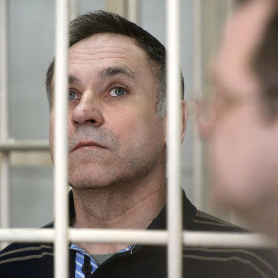 С новосибирского маньяка Чуплинского взыщут 4,8 миллиона рублей. Бывший милиционер, приговорённый к пожизненному сроку, должен выплатить моральную компенсацию родственникам жертв. Судебные приставы принудительно взыскивают деньги, включая исполнительские сборы