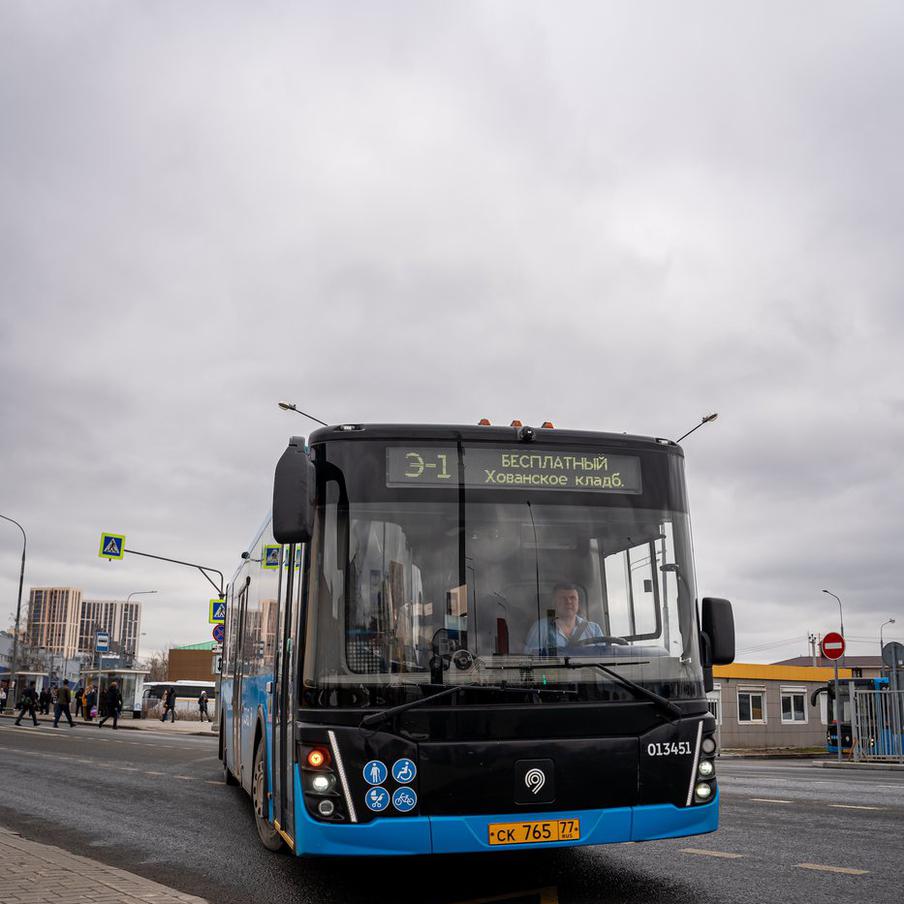 В Вербное воскресенье будет работать 31 бесплатный специальный маршрут до городских кладбищ. 5 апреля более 370 автобусов выйдут на линии и будут работать на 31 специальном маршруте. С их помощью можно будет добраться до городских кладбищ от ближайших станций метро и МЦД