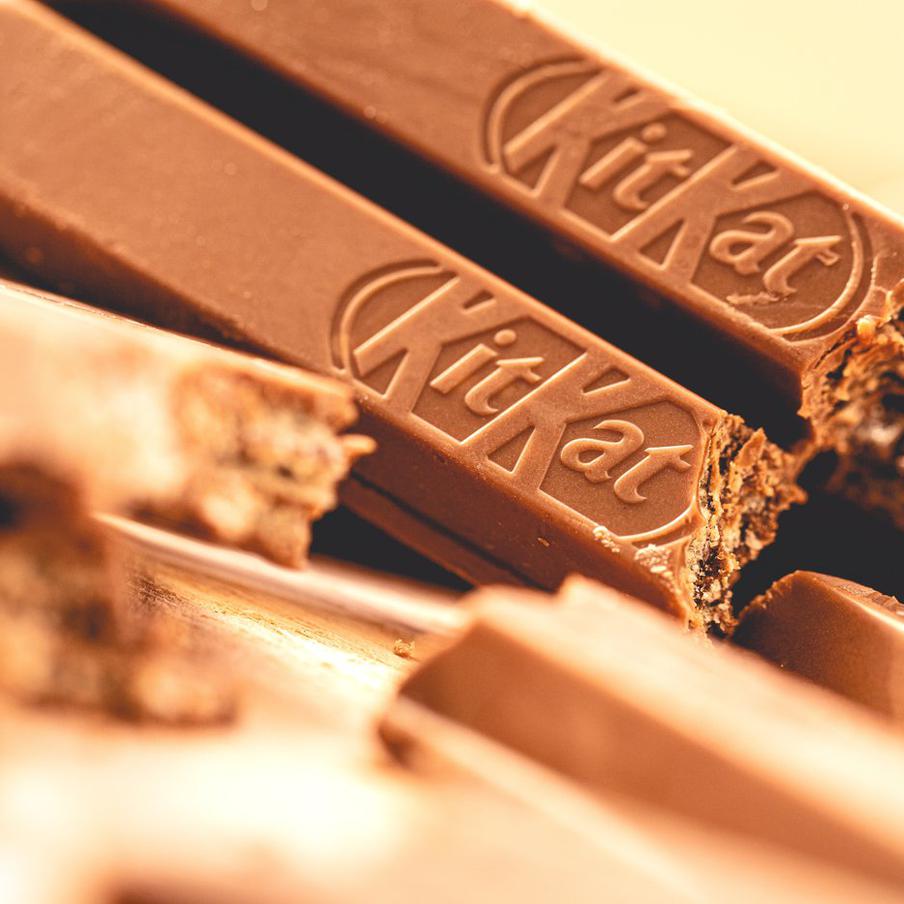 Сладкое "ограбление века": в Европе похитили фуру с 12 тоннами шоколада KitKat. Злоумышленники вывезли грузовик с шоколадными изделиями по пути из Италии в Польшу. Внутри каждой упаковки есть специальный код, по которому покупатели могут проверить, не досталась ли им краденая партия