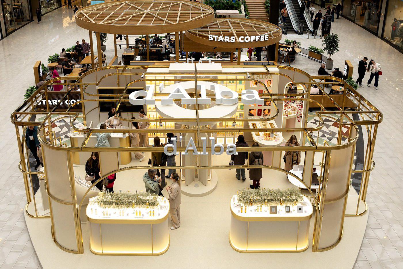 Традиционно предусмотрены подарки за покупки: от брелоков до косметичек и сумок-пуховиков.