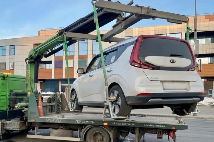 Три автомобиля неплательщиков штрафов отправили на спецстоянки в марте