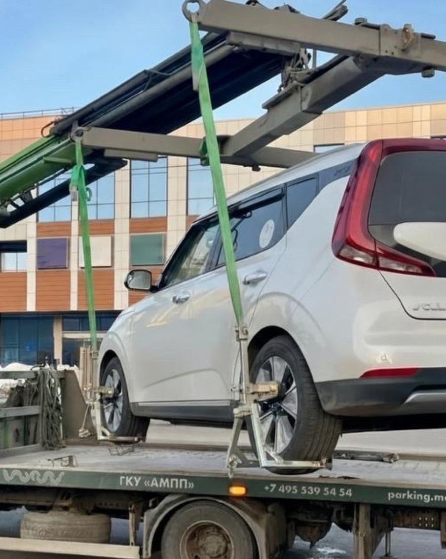 Три автомобиля неплательщиков штрафов отправили на спецстоянки в марте