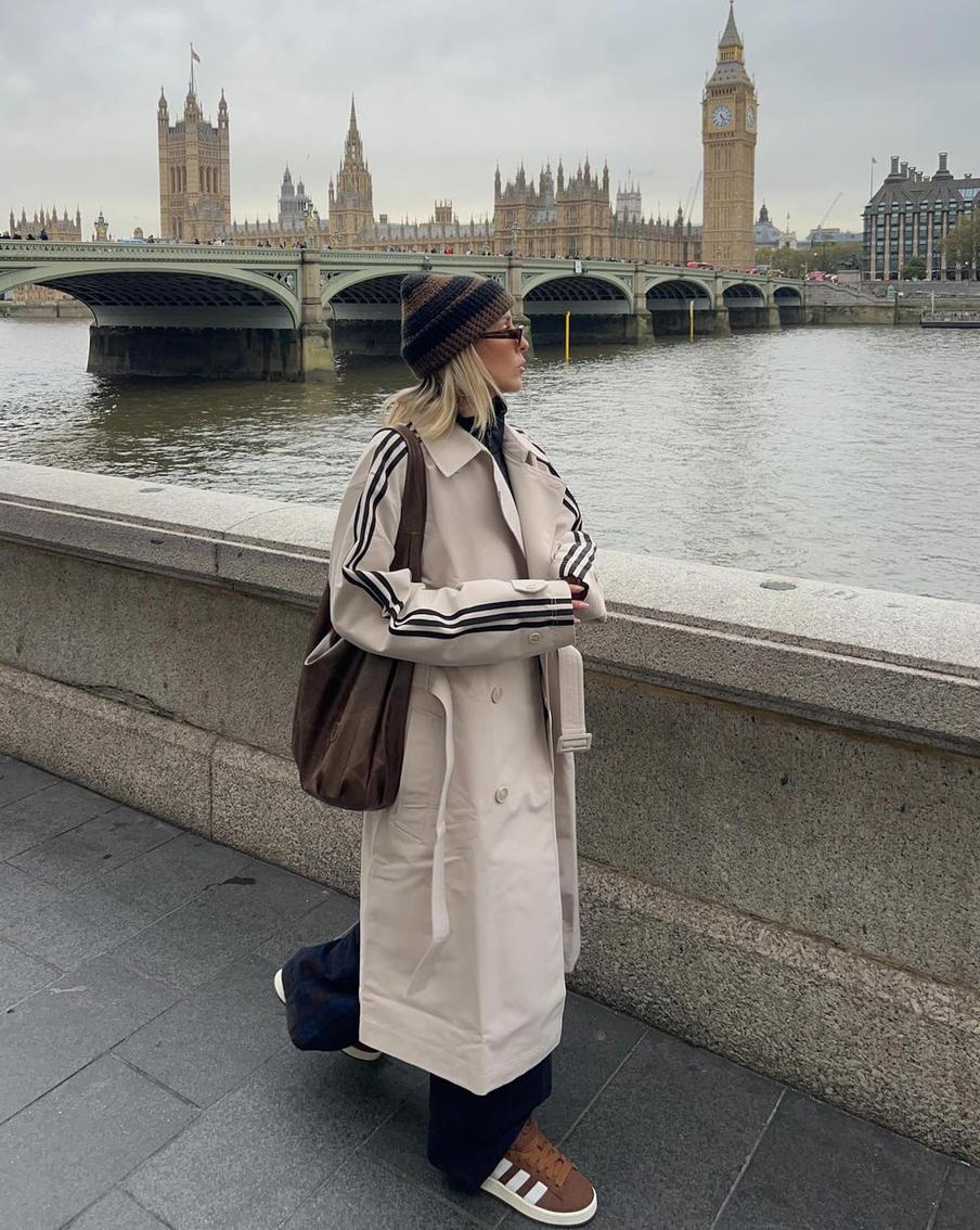 Чтобы утеплить тренч, носите его в тандеме со стёганой жилеткой.