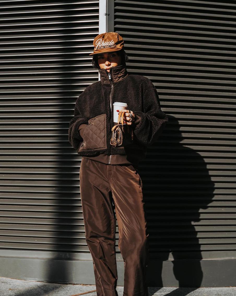 Чем заменить пуховик весной: топ-5 модных вещей для переменчивой погоды