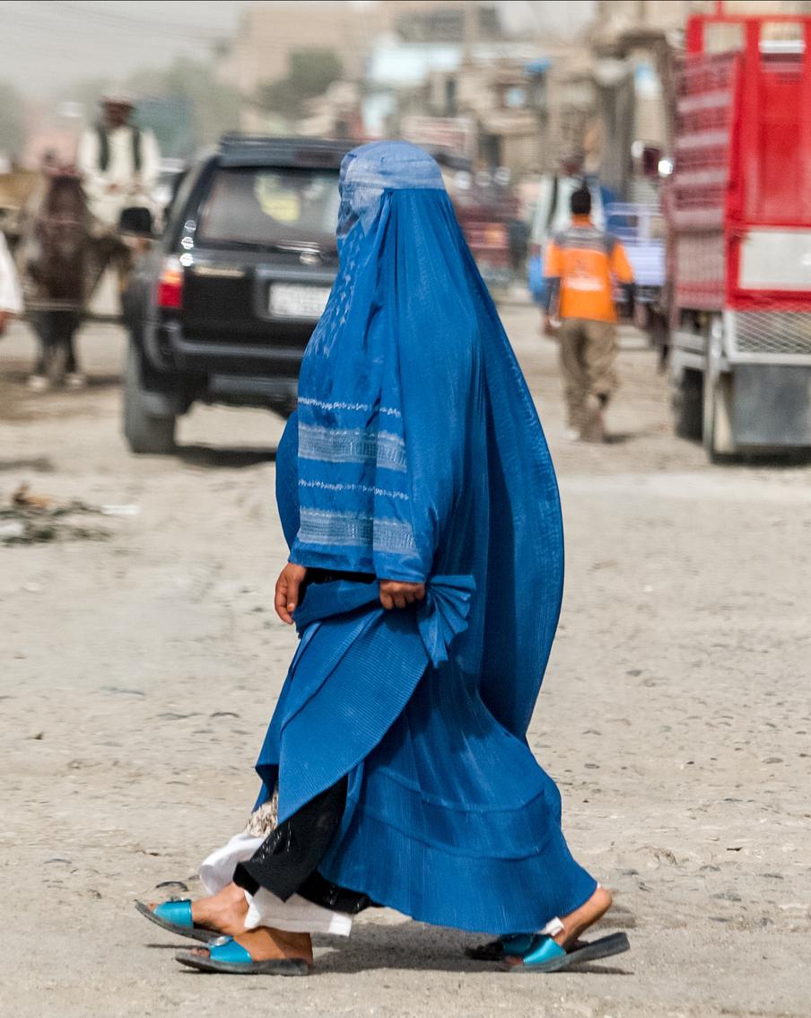 В Афганистане ужесточили дресс-код для женщин. Местные власти провинции Герат объявили о дополнительных ограничениях: запрет на ношение облегающей и яркой одежды, которая, якобы противоречит исламским традициям.