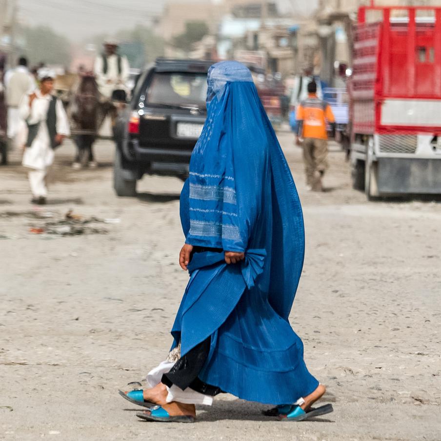 В Афганистане ужесточили дресс-код для женщин. Местные власти провинции Герат объявили о дополнительных ограничениях: запрет на ношение облегающей и яркой одежды, которая, якобы противоречит исламским традициям.