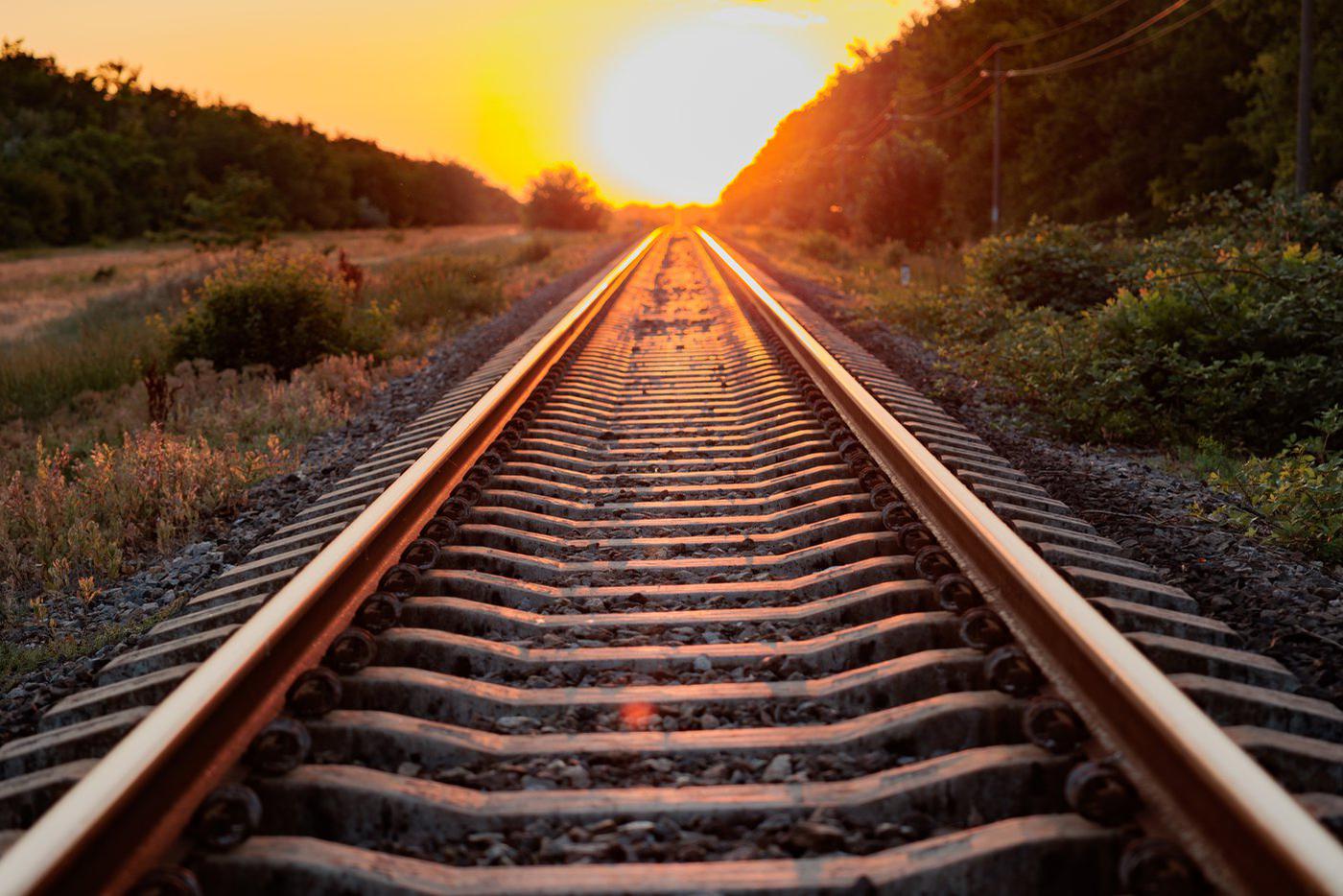 Семь вагонов пассажирского поезда сошли с путей в Ульяновской области