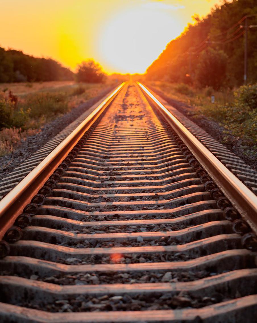 Семь вагонов пассажирского поезда сошли с путей в Ульяновской области. По предварительной информации, в поезде находились 415 пассажиров. Информация о пострадавших уточняется, движение на участке приостановлено