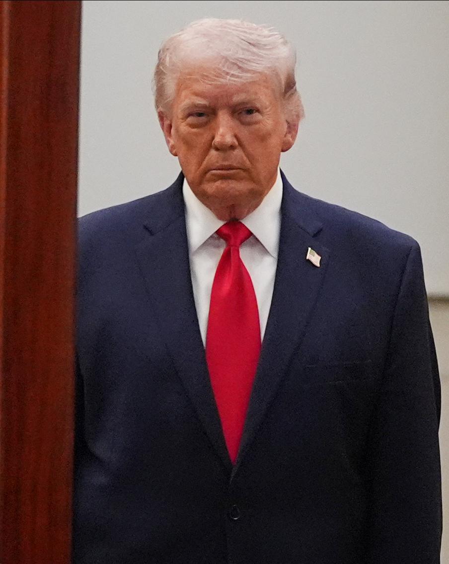 Трамп пригрозил уничтожить мосты и электростанции Ирана. По словам главы Белого дома, американские вооружённые силы "ещё даже не приступили к уничтожению того, что осталось в стране"