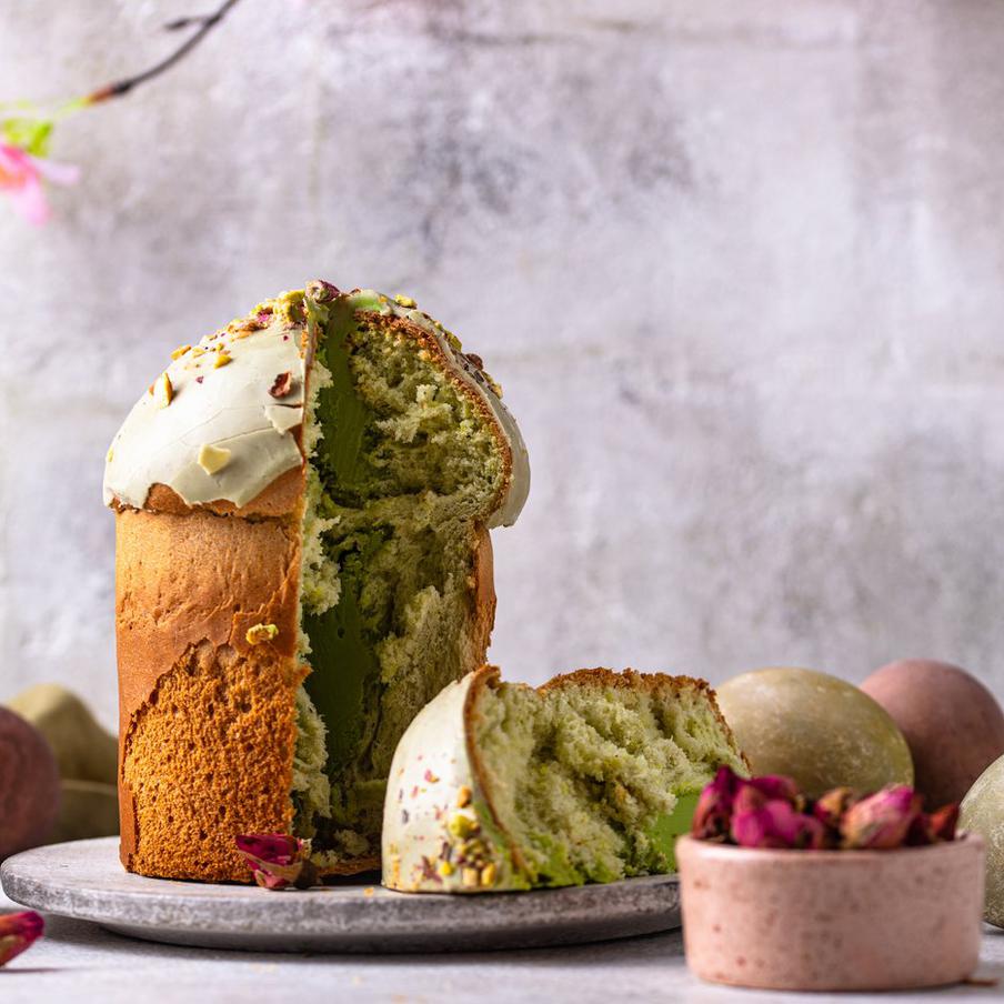 Названо точное количество куличей и яиц, съедаемых россиянами на Пасху. Аналитики Россельхозбанка подсчитали, что за праздничную неделю жители страны съедают более 80 миллионов куличей и 200 миллионов яиц. Для выпечки традиционных угощений требуется 12 тысяч тонн муки.