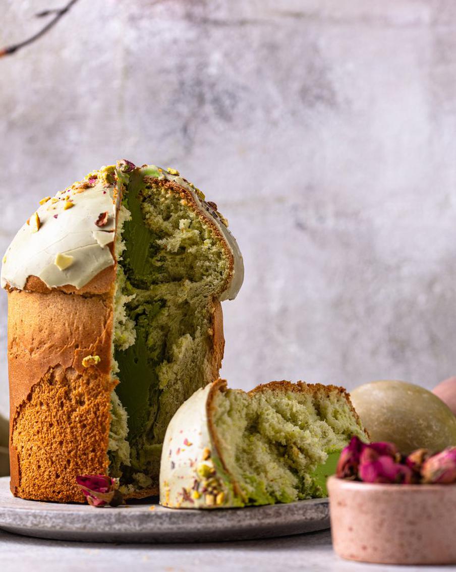 Названо точное количество куличей и яиц, съедаемых россиянами на Пасху. Аналитики Россельхозбанка подсчитали, что за праздничную неделю жители страны съедают более 80 миллионов куличей и 200 миллионов яиц. Для выпечки традиционных угощений требуется 12 тысяч тонн муки.